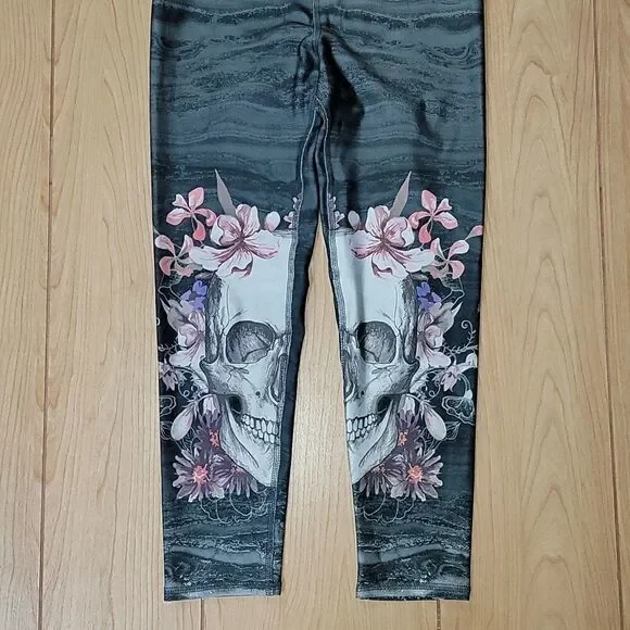 EVOLUTION AND CREATION ACTIVEWEAR GRAY WITH PINK FLOWERS SKULL LEGGING CAPRIS